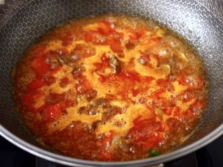 10、冬至美食～番茄青菜牛肉面,锅中倒入适量的清水，大火煮沸后转中火煮至汤汁浓稠时。