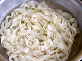 15、冬至美食～番茄青菜牛肉面,把煮好的面条捞出过冷水后沥干，这样做出来的面条筋道爽滑非常好吃。