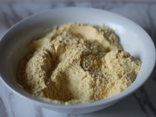 1、红枣奶香窝头,玉米面和面粉混合拌匀。