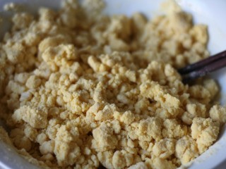 5、红枣奶香窝头,筷子搅拌至面粉结成粗粒状。