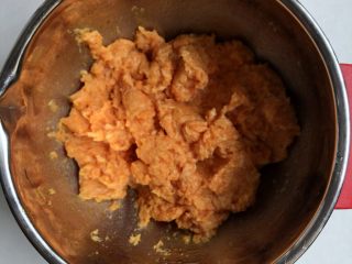 4、自制猪肉胡萝卜馄饨,打成泥状