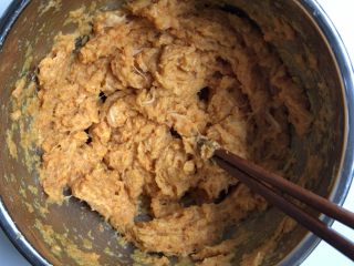 6、自制猪肉胡萝卜馄饨,开始用筷子搅打，搅打的途中可以加入少许的葱姜水去除腥味。一定要搅打上劲，搅打到有阻力为止