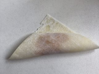 9、自制猪肉胡萝卜馄饨,馄饨包法步骤3