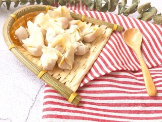 12、自制猪肉胡萝卜馄饨,成品图