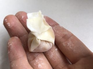 10、自制猪肉胡萝卜馄饨,馄饨包法步骤4
