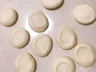 11、红枣红糖馒头,切成小剂子，压扁