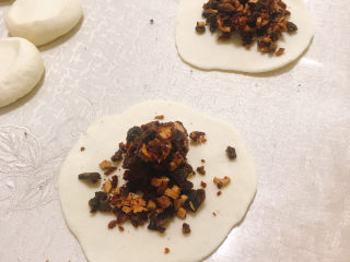 12、红枣红糖馒头,擀成圆形面皮，放入红枣红糖馅