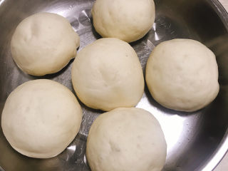 15、红枣红糖馒头,放入蒸锅中盖上锅盖进行二次发酵