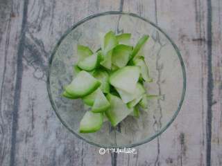 3、酸辣萝卜片,腌2小时左右，腌至萝卜出水，挤出水分