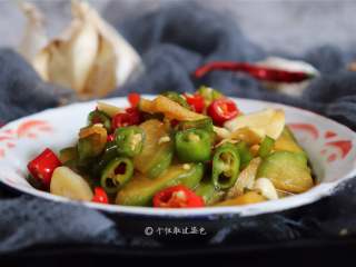 6、酸辣萝卜片,盖上保鲜膜，放冰箱冷藏1小时即可