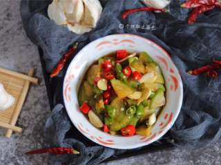 8、酸辣萝卜片,自己腌萝卜片，口感香辣脆甜，相当下饭