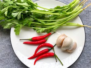 2、凉拌木耳,香菜20g,小米椒5个,蒜头20g