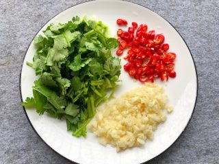 4、凉拌木耳,香菜洗净切段,蒜头去皮切末,小米椒切圈