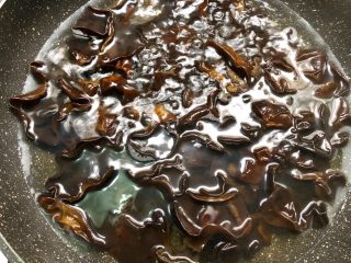 6、凉拌木耳,锅里放入半锅水烧开,放入木耳焯5分钟