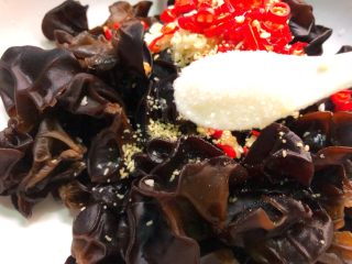 12、凉拌木耳,放入5g白糖