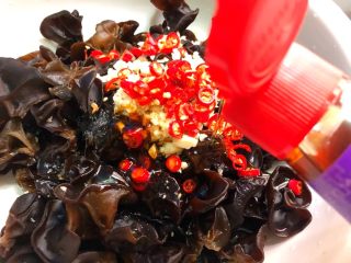 16、凉拌木耳,倒入10g芝麻油,搅拌均匀