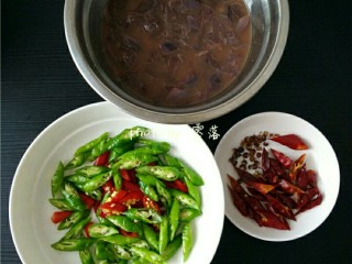 2、爆炒猪肝,猪肝洗净，切块后用清水浸泡片刻，捞出沥水；再用适量高度白酒，盐，胡椒粉抓匀，腌制片刻；二荆条、小米辣洗净，用厨房剪刀剪成斜段；干辣椒也剪成斜段，备好花椒；