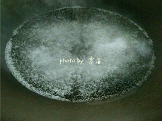 3、爆炒猪肝,锅里倒入适量清水，高度白酒，盐烧开；