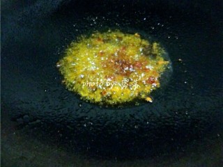 6、爆炒猪肝,放入郫县豆瓣酱炒香；