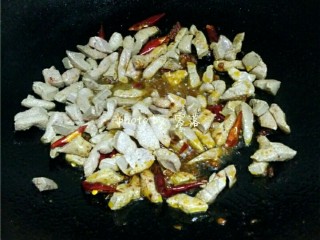 8、爆炒猪肝,放入猪肝翻炒；