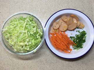 1、玉米肠蛋炒饭,包菜，红萝卜切丝，玉米肠切片，葱切成葱花。