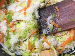 8、玉米肠蛋炒饭,压压压，炒松炒散。