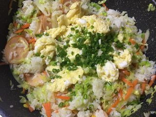 9、玉米肠蛋炒饭,最后加入鸡蛋，葱花炒匀即可。