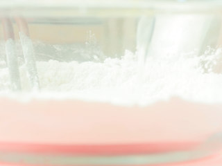 1、茯苓糕,加水，搅拌均匀。水慢慢的倒入，不要一次加很多。