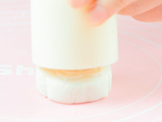 3、茯苓糕,用模具压成型。