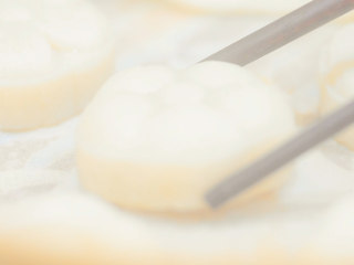 5、茯苓糕,茯苓糕，绵柔洁白。喜爱甜食的可以加各种内陷。我们家口味比较淡，偏爱原味。