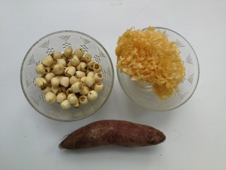 1、紫薯银耳莲子羹,准备食材，干莲子65g，银耳一朵10g，紫薯一个
