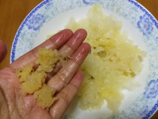 4、紫薯银耳莲子羹,泡发的银耳洗净，摘除根蒂