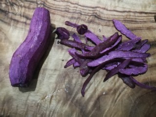 5、紫薯银耳莲子羹,紫薯洗净去皮