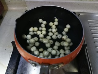 7、紫薯银耳莲子羹,泡发的莲子入锅，加清水，盖上锅盖大火煮开后转小火炖煮20分钟
