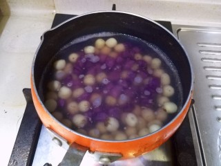 8、紫薯银耳莲子羹,加入紫薯丁，继续小火炖5分钟