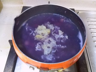 9、紫薯银耳莲子羹,加入洗净的银耳