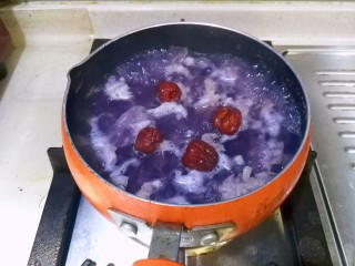 10、紫薯银耳莲子羹,同时加入红枣和少许冰糖，继续小火炖15分钟左右