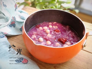 11、紫薯银耳莲子羹,炖至莲子软糯即可关火，稍晾凉食用