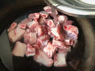 5、辣萝卜排骨汤,然后倒入锅内，加凉水，过血水。