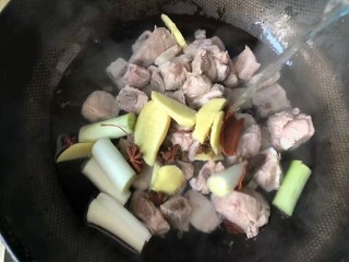 9、辣萝卜排骨汤,加热水，热水，热水哦，为什么是热水呢，因为这样肉不柴。一冷一热，容易倒成瘦肉变柴。