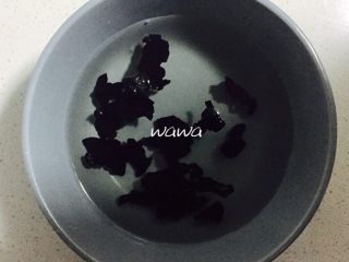 3、汤食美味—参鸡汤,黑木耳放水中泡发