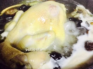 11、汤食美味—参鸡汤,待汤汁沸腾，转中火继续炖煮