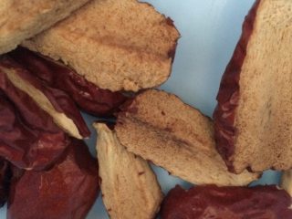 2、养生豆浆,将红枣洗净后去核