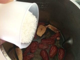 3、养生豆浆,红枣也放入豆浆机，加适量水和砂糖
