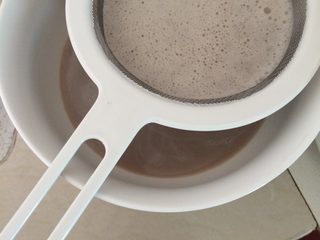 5、养生豆浆,最后滤渣即可