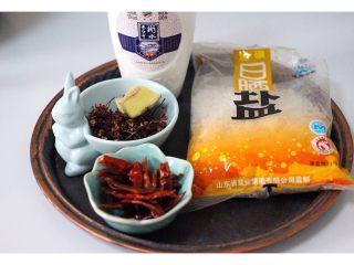 1、绿色美食+自制酸豆角,准备所有的调料备用