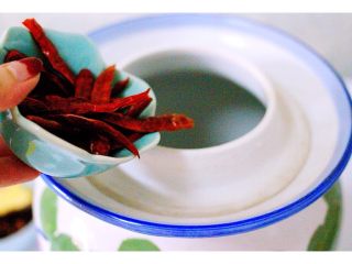 4、绿色美食+自制酸豆角,腌制豆角的罐罐洗净后再用开水烫洗一遍、腌制豆角的过程不能见油和生水、否则豆角就会起白花或者烂掉的、切记、加入干辣椒