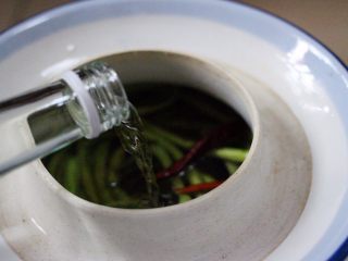 10、绿色美食+自制酸豆角,罐罐里倒入50克高度白酒