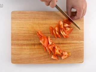 1、番茄烧菜 竟也有那么多小技巧,1-1 番茄切小块,鸡蛋打匀