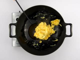 2、番茄烧菜 竟也有那么多小技巧,1-2 热油起烟,倒入蛋液,翻炒均匀,盛出备用